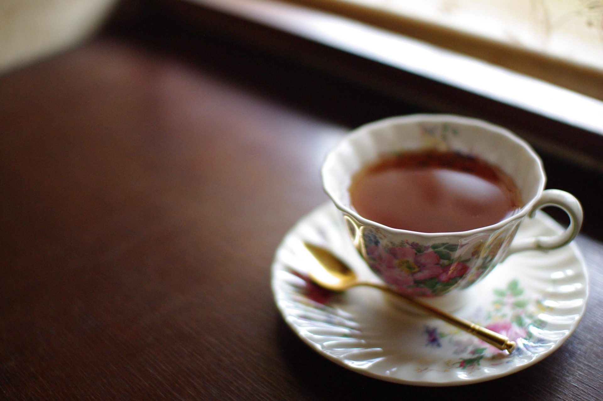 カフェのテーブルに置かれた紅茶の写真